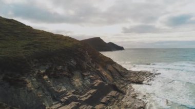Cornwall kayalık sahil İngilterede - manzara şaşırtıcı üzerinde uçuş