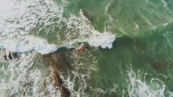 Voo de drone aéreo sobre água pura do oceano selvagem - muito refrescante — Vídeo de Stock