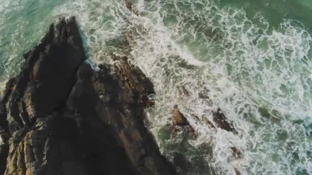 Indrukwekkende vlucht beelden over het wilde water van de Oceaan — Stockvideo