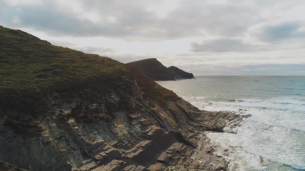 Volo sulla costa rocciosa della Cornovaglia in Inghilterra - paesaggio incredibile — Video Stock