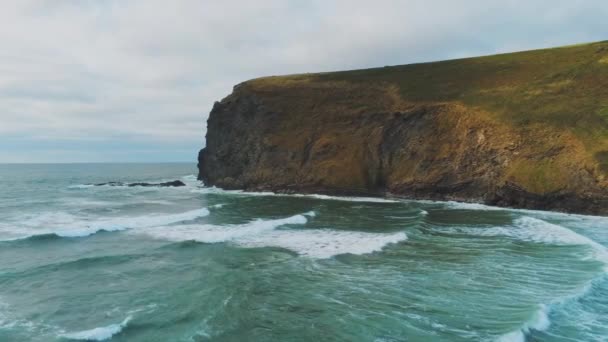 Luchtfoto uitzicht over de kustlijn in Cornwall — Stockvideo