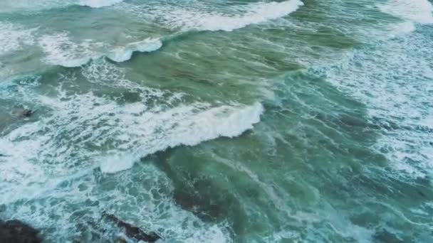 Beeindruckende Flugaufnahmen über dem wilden Ozeanwasser — Stockvideo