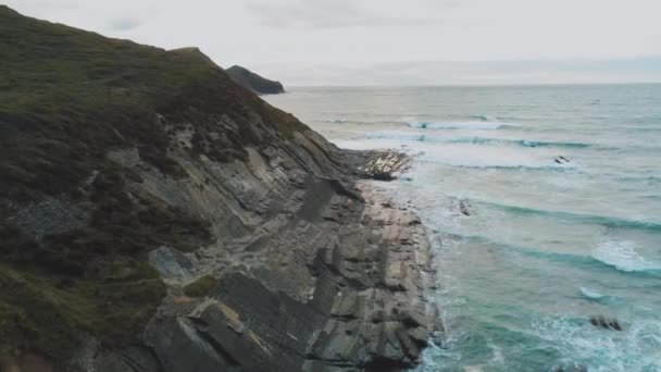 Luchtfoto uitzicht over de kustlijn in Cornwall — Stockvideo