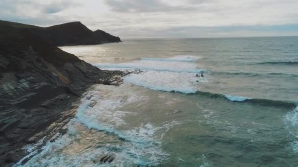 Vuelo sobre la costa rocosa de Cornwall en Inglaterra - paisaje increíble — Vídeos de Stock