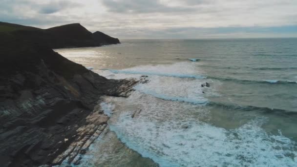 Vlucht langs de kliffen van Cornwall - prachtige Luchtfoto uitzicht over het landschap — Stockvideo