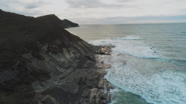 Vuelo a lo largo de los acantilados de Cornwall - maravillosa vista aérea sobre el paisaje — Vídeos de Stock