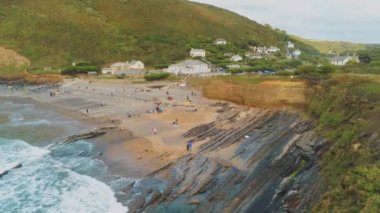 Cornwall İngiltere yukarıda - uçuş büyüleyici sahil şeridi üzerinde