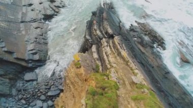 Yukarıdan - vahşi okyanus su dalgalar üzerinde uçuş