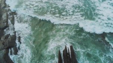 Cornwall İngiltere yukarıda - uçuş büyüleyici sahil şeridi üzerinde