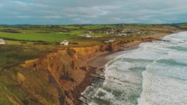 Cornwall kıyı şeridi üzerinde havadan görünümü