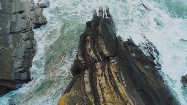 Wild oOcean Waves ударяется о скалы у скал — стоковое видео