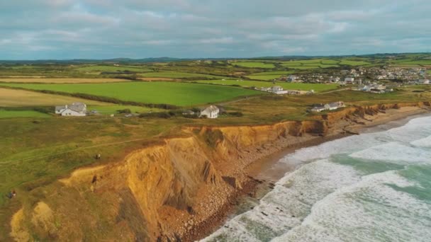 Vuelo sobre la costa rocosa de Cornwall en Inglaterra - paisaje increíble — Vídeos de Stock