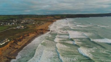 Cornwall kayalık sahil İngilterede - manzara şaşırtıcı üzerinde uçuş