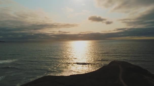 O Mar Céltico ao pôr-do-sol - bela vista aérea sobre o oceano — Vídeo de Stock