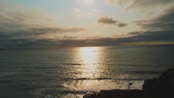 O zachodzie słońca - piękny widok z lotu ptaka na Ocean Morze Celtyckie — Wideo stockowe