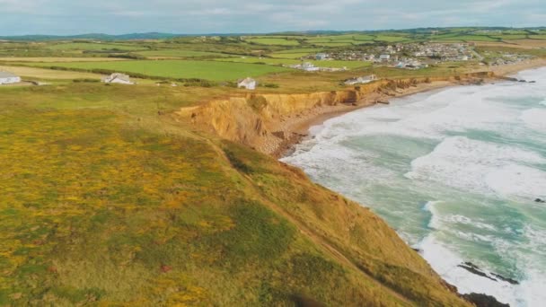 Luchtfoto uitzicht over de kustlijn in Cornwall — Stockvideo