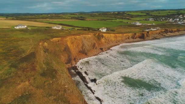 Типичный вид на побережье Корнуолла - полет над прекрасным ландшафтом — стоковое видео