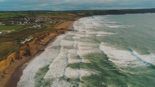 Cornwall - csodálatos légi kilátás nyílik a tájra a sziklák mentén a repülési — Stock videók