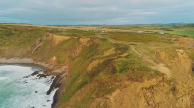 Cornwall kayalık sahil İngilterede - manzara şaşırtıcı üzerinde uçuş