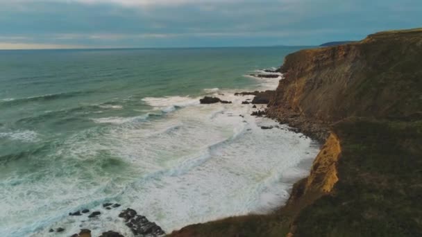 Cornwall İngiltere yukarıda - uçuş büyüleyici sahil şeridi üzerinde — Stok video