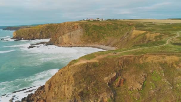 Cornwall kıyı şeridi - muhteşem manzara üzerinde uçuş üzerinden tipik görünüm — Stok video