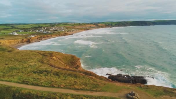 Csodálatos táj of Cornwall partjainál: a kelta-tengeri - légi drone repülés — Stock videók