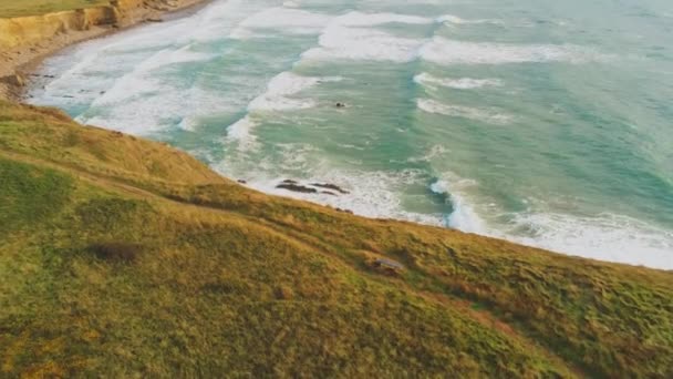 Vista aérea sobre o litoral na Cornualha — Vídeo de Stock