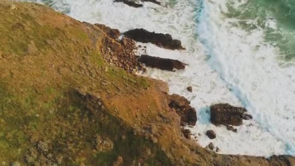 Voo sobre a costa rochosa da Cornualha na Inglaterra - paisagem incrível — Vídeo de Stock