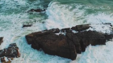 Şaşırtıcı doğa - vahşi okyanus su - hava uçuş kayalıklarla ve kıyı şeridi boyunca