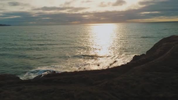 Luchtfoto uitzicht over de kustlijn in Cornwall — Stockvideo