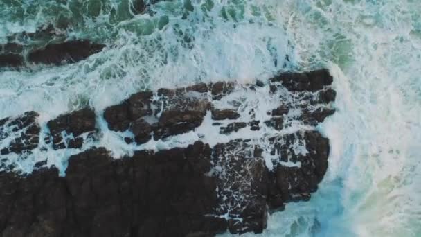Vuelo aéreo con drones sobre agua pura del océano salvaje - muy refrescante — Vídeo de stock
