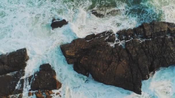 Onde oceaniche selvagge che colpiscono contro le rocce sulle scogliere — Video Stock