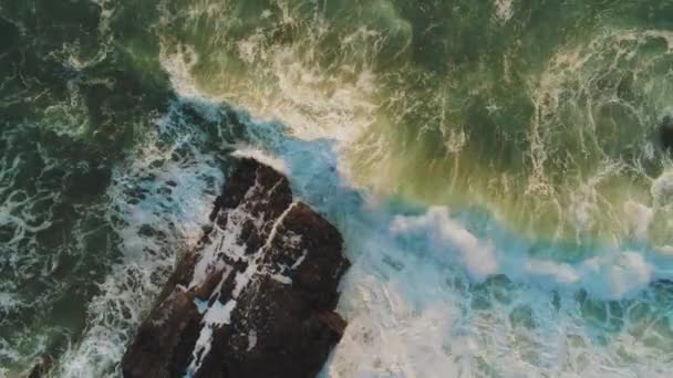 Increíble naturaleza - agua del océano salvaje - vuelo aéreo a lo largo de los acantilados y la costa — Vídeo de stock