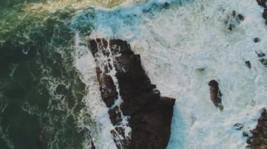 Hava drone uçuş saf vahşi okyanus su - çok ferahlatıcı üzerinde