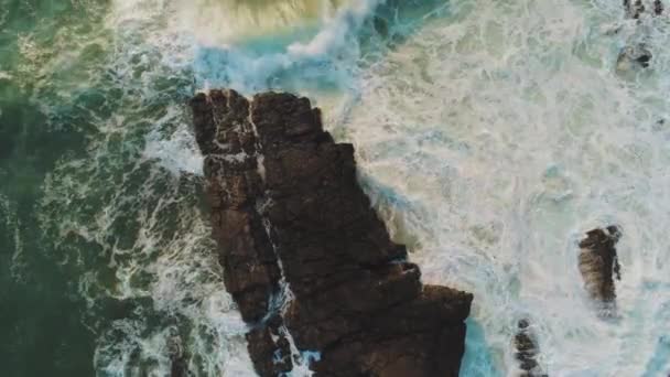Luchtfoto uitzicht over de kustlijn in Cornwall — Stockvideo
