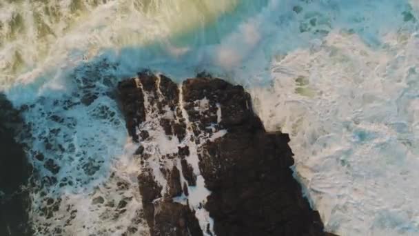 Wildes Ozeanwasser von oben - Flug über die Wellen — Stockvideo