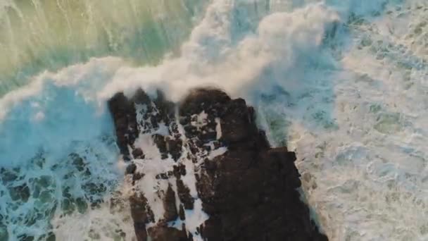 Letecká dron letu nad čistě divoké vody oceánu - velmi osvěžující — Stock video