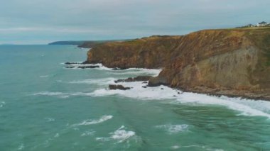 Cornwall kayalık sahil İngilterede - manzara şaşırtıcı üzerinde uçuş