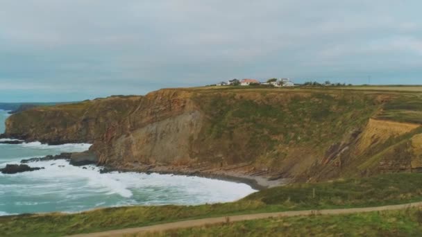 A légi felvétel a partvidékre Cornwall-ban — Stock videók