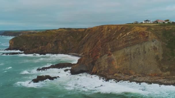 A csodálatos part of Cornwall Anglia és a sziklás sziklák — Stock videók