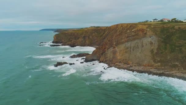 Cornwall sahil Celtic deniz - hava drone uçuş muhteşem manzara — Stok video