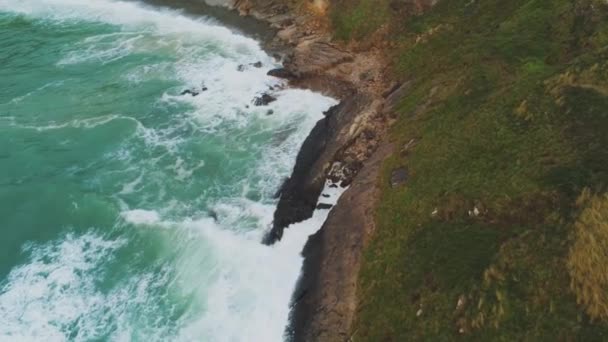 Vuelo sobre la costa rocosa de Cornwall en Inglaterra - paisaje increíble — Vídeo de stock