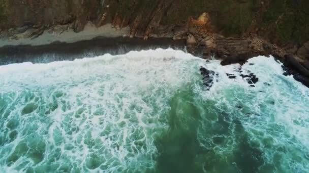 Nature incroyable - eau sauvage de l'océan - vol aérien le long des falaises et du littoral 