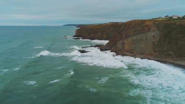コーンウォールの素晴らしい空撮風景を崖に沿って飛行 — ストック動画