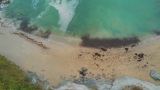 Hermosa playa de arena desde arriba - imágenes aéreas de aviones no tripulados — Vídeos de Stock