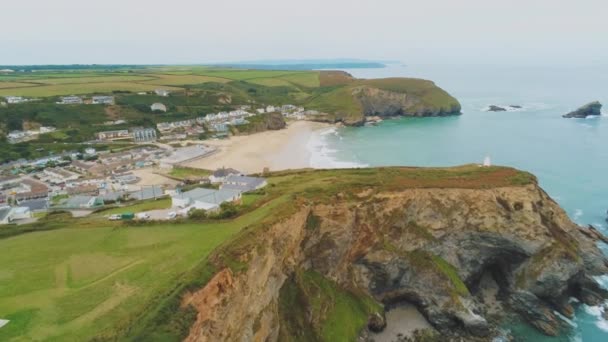 Tipikus kilátás nyílik a tengerpartra Cornwall - repülés alatt csodálatos táj — Stock videók