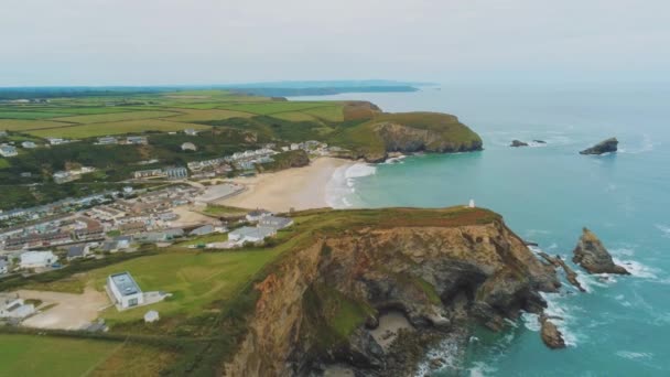 Vlucht over de rotsachtige kust van Cornwall in Engeland - geweldige landschap — Stockvideo