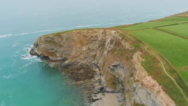 Vue typique sur le littoral de Cornouailles - survol de paysages magnifiques — Video