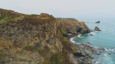 Cornwall kayalık sahil İngilterede - manzara şaşırtıcı üzerinde uçuş