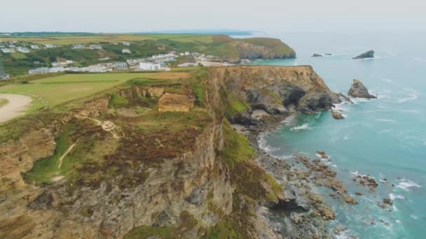 Luchtfoto uitzicht over de kustlijn in Cornwall — Stockvideo